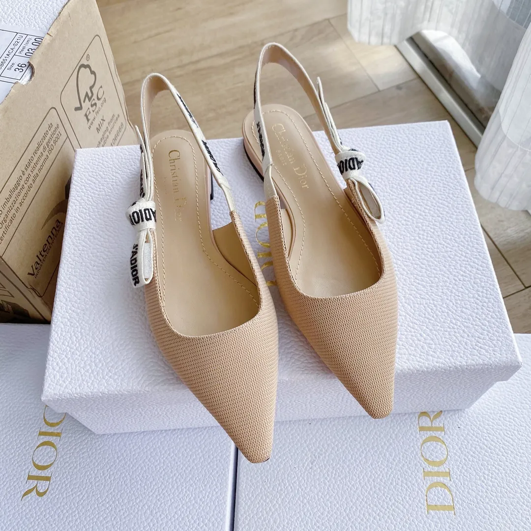 👟👟Ex-factory price 440👟👟 Developed one-to-one from the original version, 👠👠✨ ✨Dior’s popular sandals are new🔥 🔥 The same style as the most popular internet celebrities and celebrities of the year💁 💁. Imported fabric, lining and feet are made of calfskin lining🐑. Original molded heel, heel height 10Cm 6.5cm💘 Original molded metal outsole with five-pointed star LOGO mark✨. Original bow, 💅 Italian leather outsole. 👄💋 Full set of packaging (bags, cards, invoices, one-to-one wrapping paper) 34 40 41 customized
